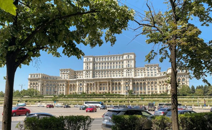 a large building with a lot of cars parked in front of it