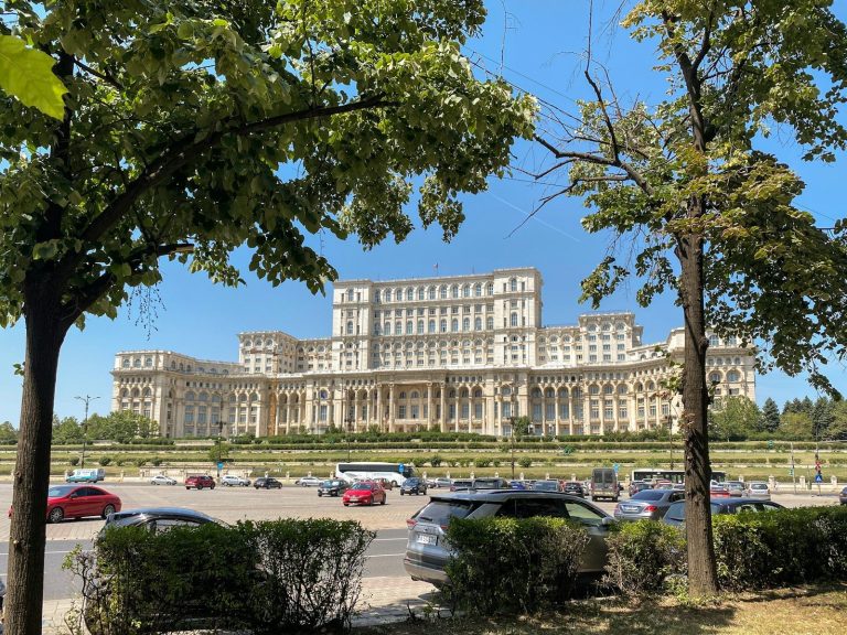 a large building with a lot of cars parked in front of it